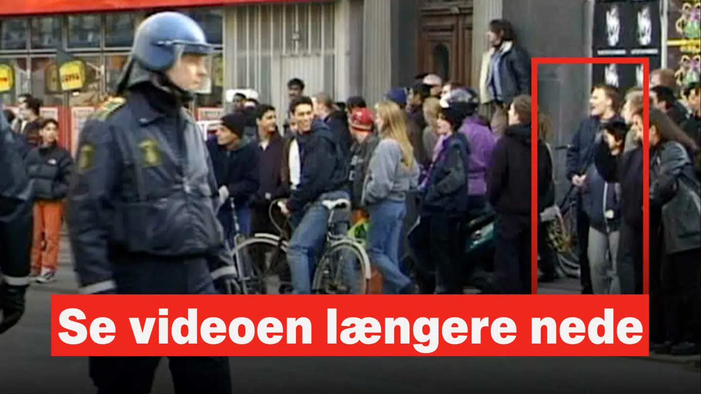 Her ses Pelle Dragsted, Enhedslistens politiske ordfører, blandt de demonstranter, der var udenfor den bank, hvor Pia Kjærsgaard søgte tilflugt i 1998.