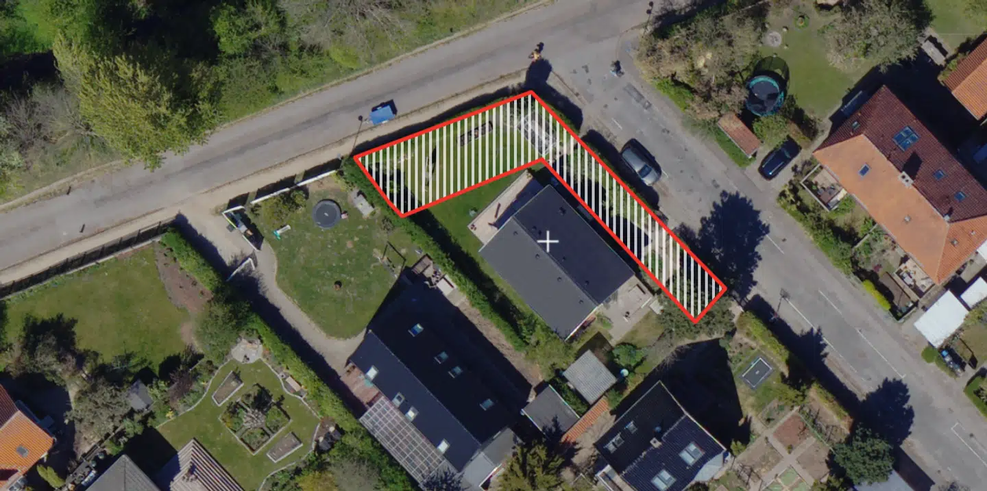 Det skraverede felt viser den del af Andreas Søndergaards grund, som ikke må bebygges med eksempelvis drivhuse, cykelskure etc.