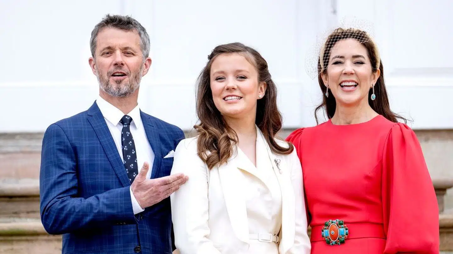 Kong Frederik er tydeligvis godt tilfreds med sin datter.