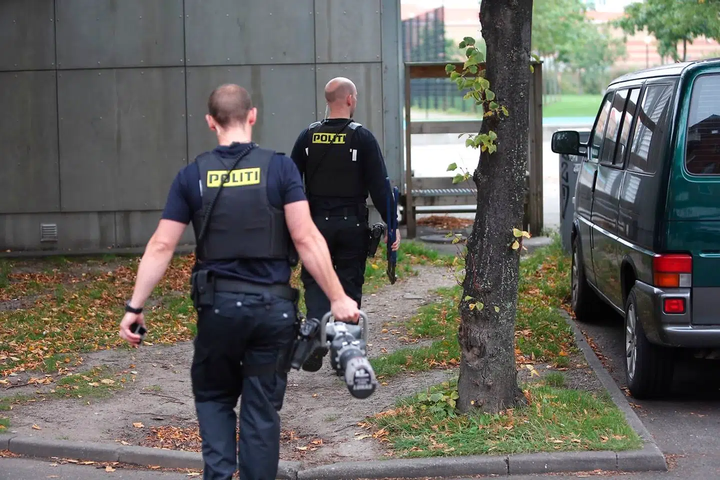 Politiet til stede i Mjølnerparken i Københavns Nordvestkvarter torsdag morgen.
