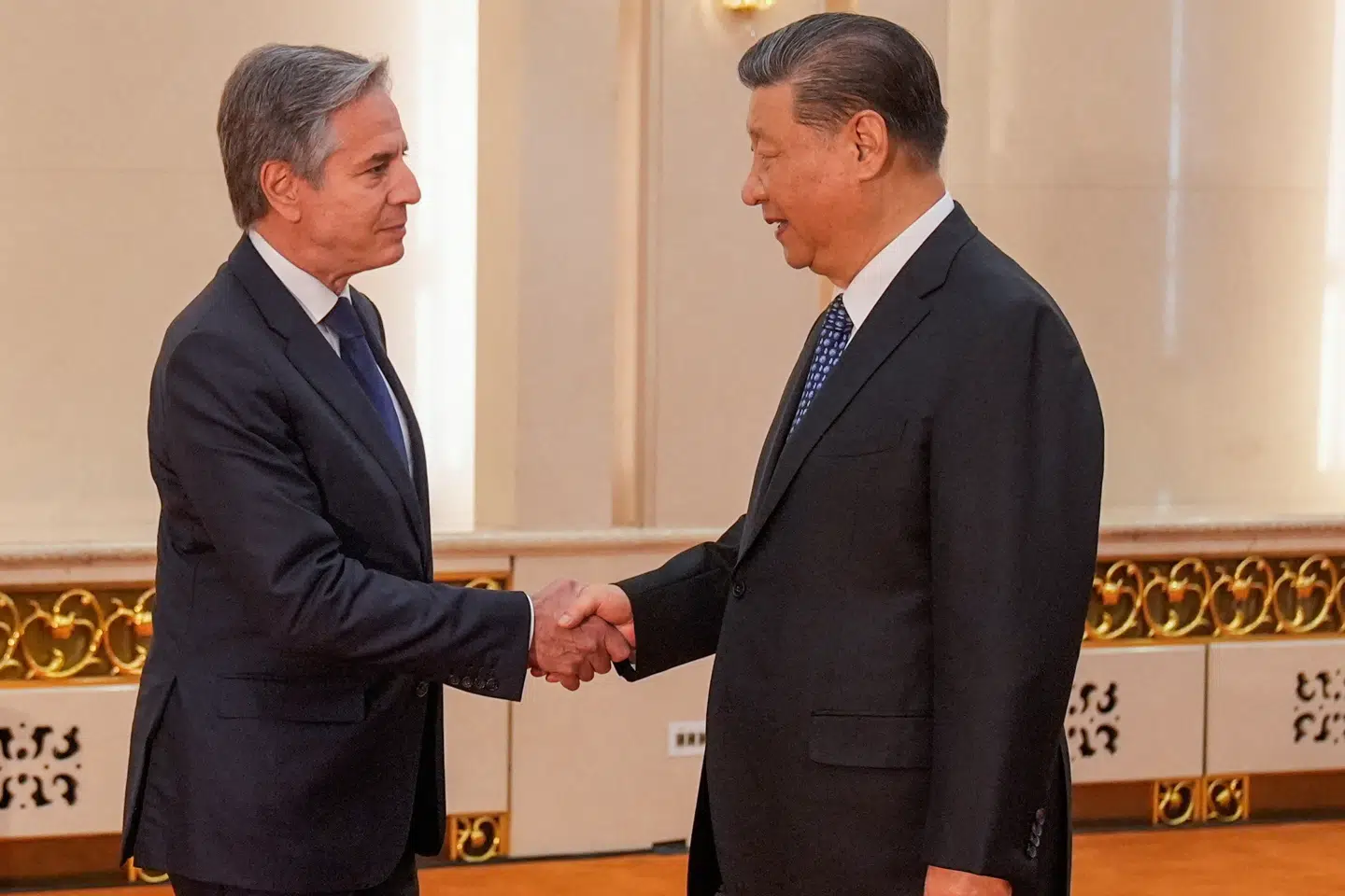 USA's udenrigsminister, Antony Blinken (tv.), hilser fredag på Kinas præsident, Xi Jinping, i Folkets Store Hal i Beijing. De to lande forsøger at holde en dialog i gang, selv om en række geopolitiske spændinger får parterne til at stå langt fra hinanden. Lige fra Taiwan til TikTok. U.S. Secretary of State Antony Blinken meets with Chinese President Xi Jinping at the Great Hall of the People, in Beijing, China, April 26, 2024. Mark Schiefelbein/Pool via REUTERS TPX IMAGES OF THE DAY