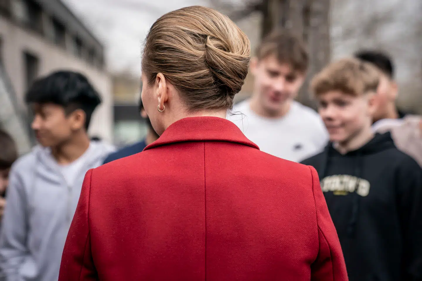 »Og også som forældre foretrækker de fleste af os, ligesom Mette Frederiksen, at tro på, at lærere altid kan klare alt med det gode. Men såvel opdragelse som pædagogik handler om balancer,« skriver Claus Holm. På billedet er statsminister Mette Frederiksen på besøg i en modtageklasse på Brøndbyvester Skole.