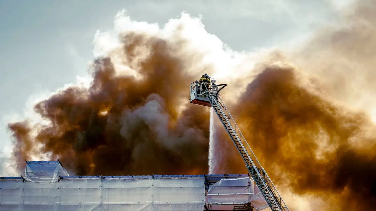 For at undgå for store ødelæggelser måtte Beredskabet gå varsomt til værks med slukningsarbejdet.