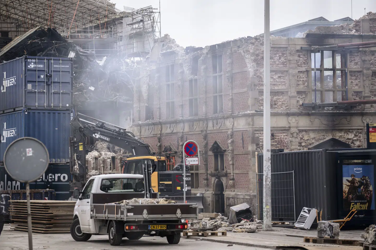 Lidt under halvdelen af Børsen i København står tilbage, efter at der udbrød brand i bygningen 16. april.
