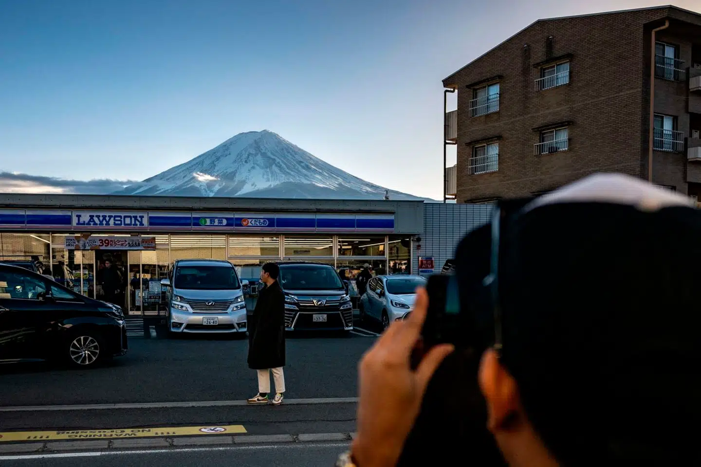 Det er især fra denne vinkel i Fujikawaguchiko, hvor Mount Fuji ses i baggrunden bag en tankstation, at det er blevet populært for turister at tage billeder.