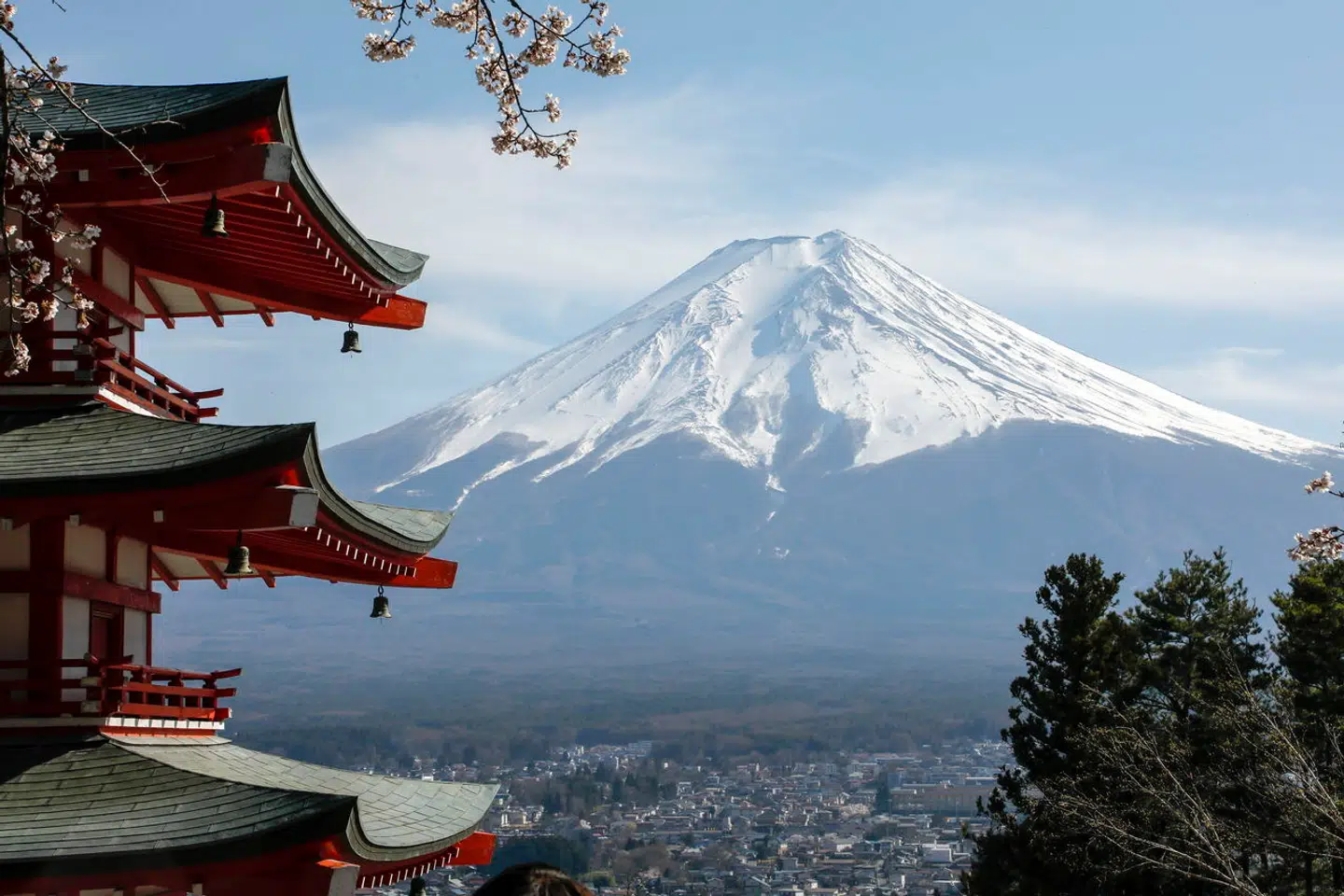 Mount Fuji er det mest kendte og højeste bjerg i Japan og måler 3.776 meter.