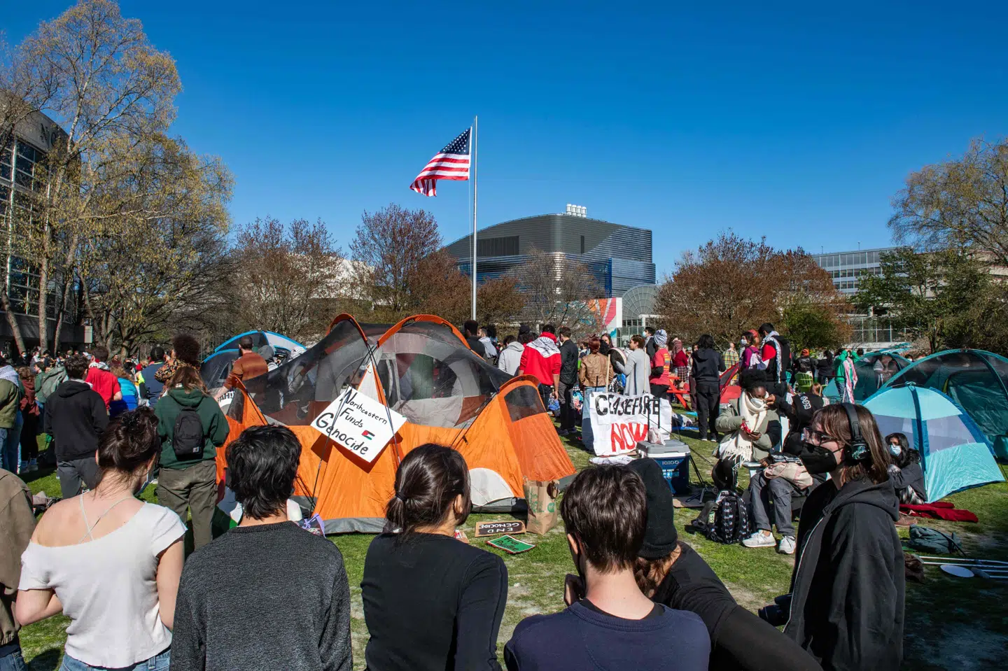 En protestlejr er lørdag blevet opløst på Northeastern University i Boston. Tidligere på ugen lavede propalæstinensiske demonstranter en menneskekæde rundt om en lejr på universitetet.