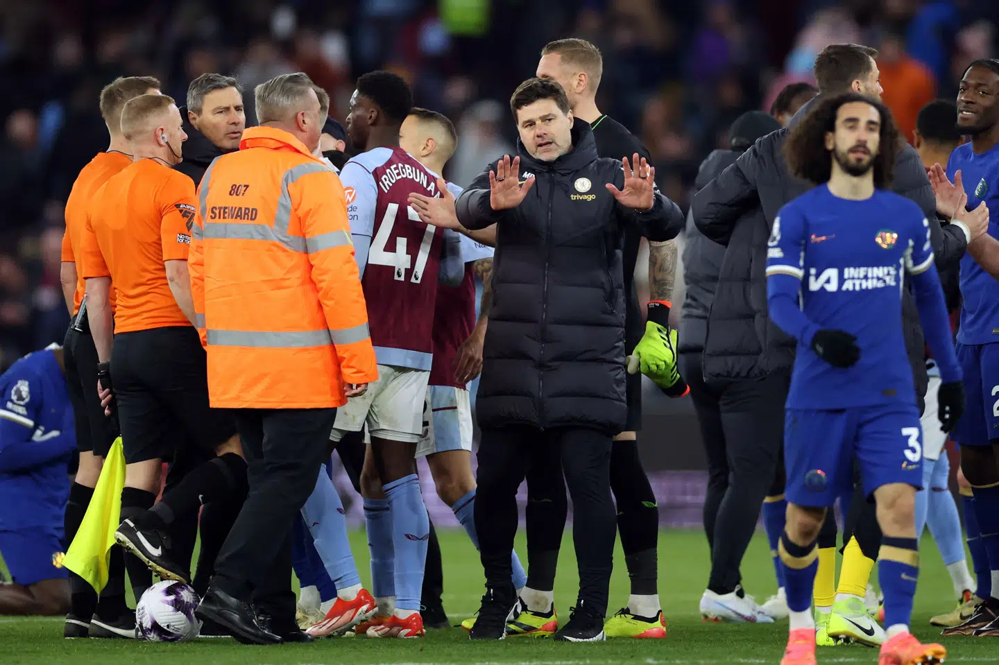 Mauricio Pochettino måtte holde sine spillere tilbage fra dommerne efter lørdagens pointdeling ude mod Aston Villa. Chelseas spillere var rasende over en VAR-kendelse i tillægstiden. Det var Pochettino også, men han beherskede sig på banen.