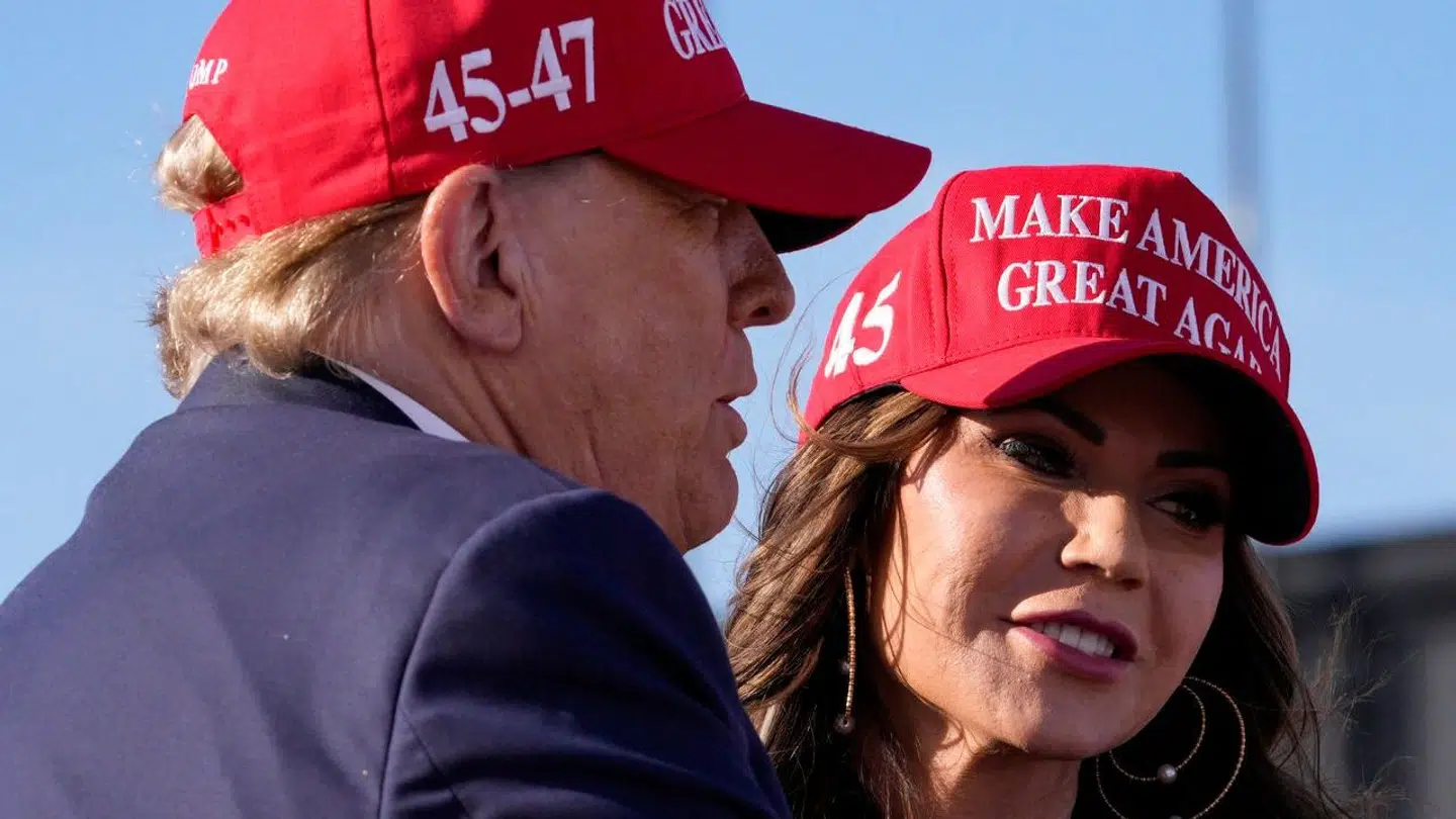 Kristi Noem med Donald Trump under et vælgermøde i South Dakota i marts 2024.