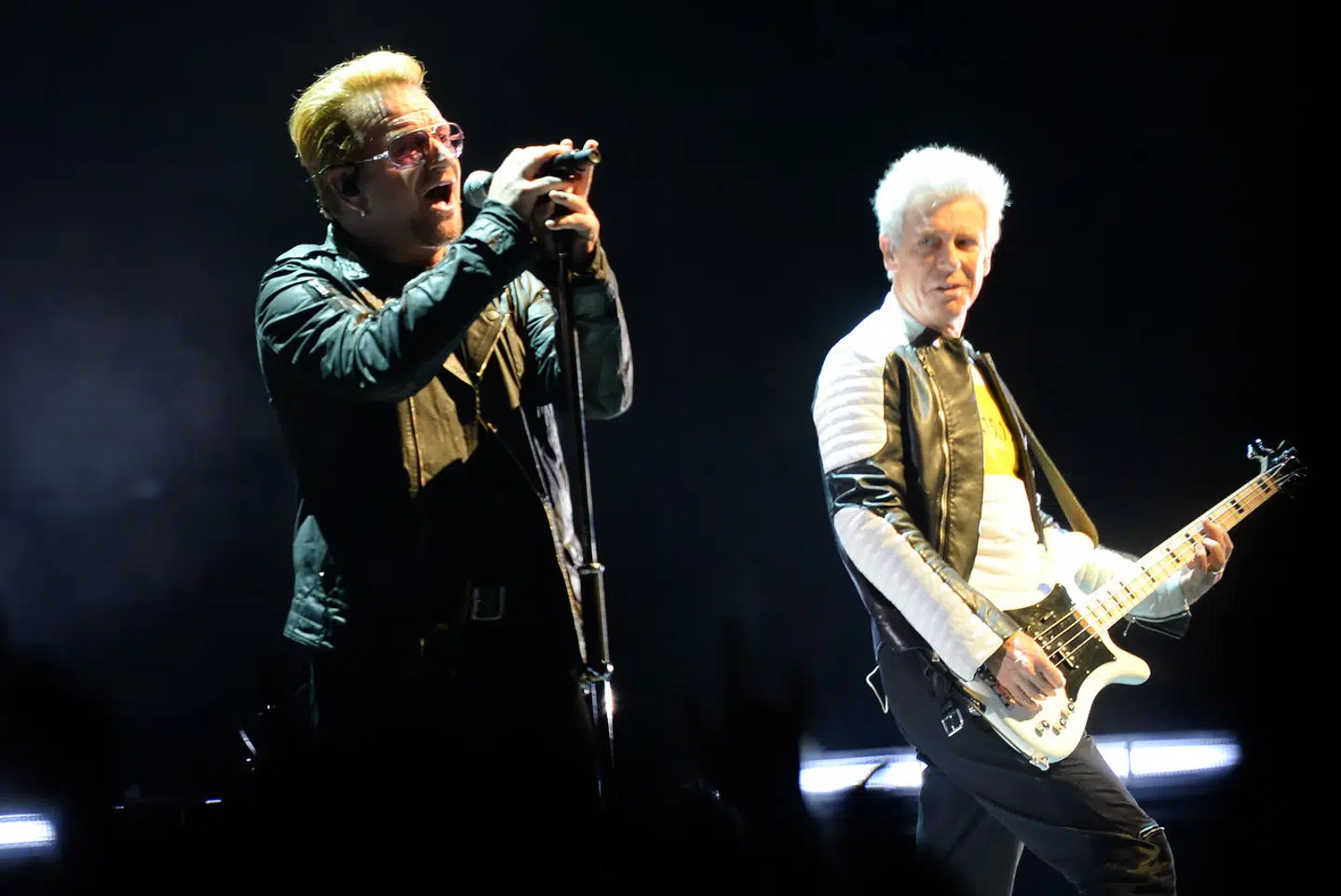 Forsanger Bono og bassist Adam Clayton fra bandet U2.