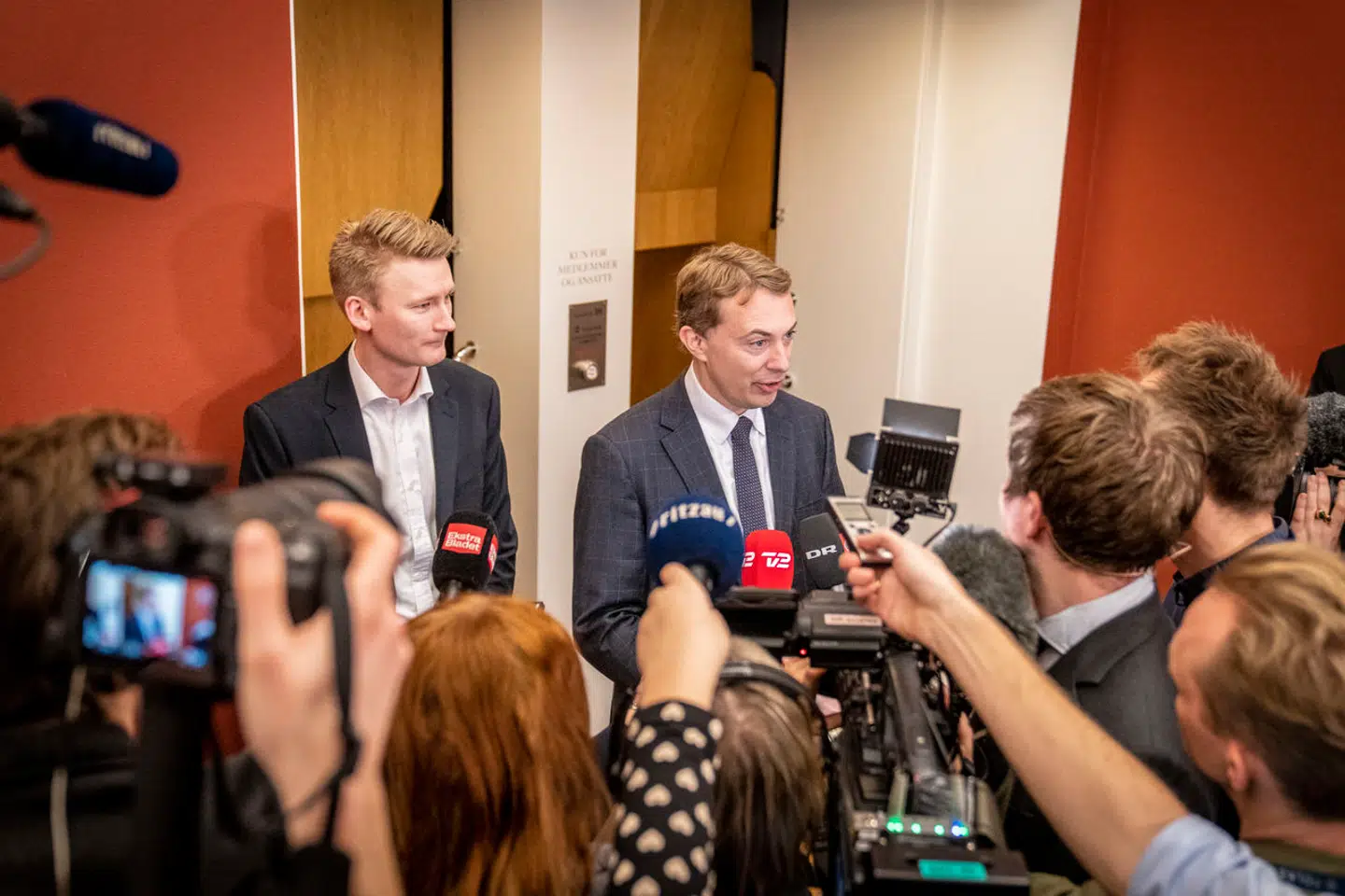 Peter Kofod mener ikke, at partiet har gjort noget forkert ved at dele en falsk video af statsminister Mette Frederiksen. En række eksperter kritiserer imidlertid videoen.