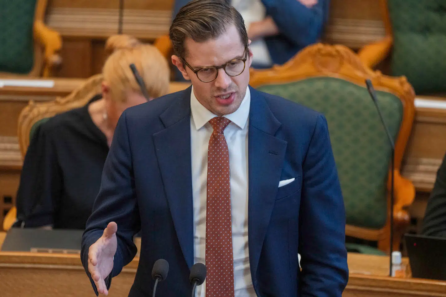 Forhandlingerne om milliardinvesteringerne til dansk forsvar optages igen mandag morgen ifølge Berlingskes oplysninger.