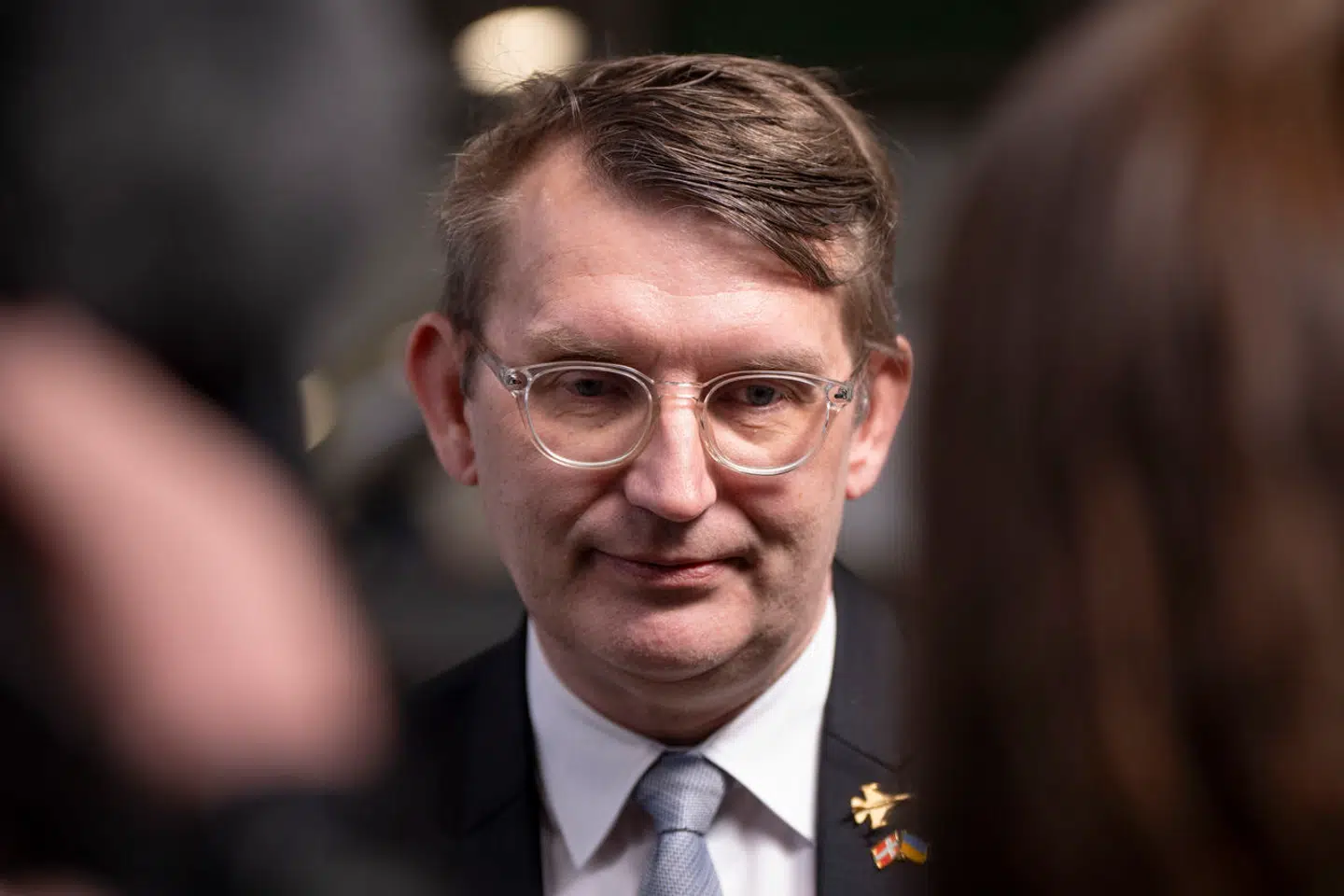 Forsvarsminister Troels Lund Poulsen (V) sidder for bordenden, når partierne i forsvarsforliget igen mødes til forhandlinger mandag morgen.