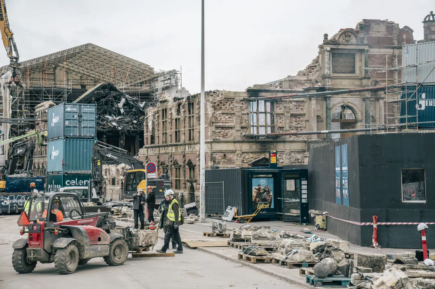 Den knap 400 år gamle bygning Børsen i København ses her fotograferet fredag den 26. april, hvor en stor del af stilladset omkring bygningen er blevet fjernet. Søndag melder politiet, at der er fare for, at stilladset kan vælte.