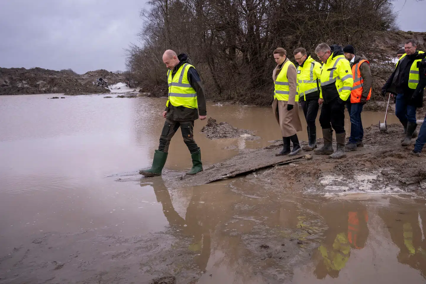 Miljøminister Magnus Heunicke (S) er havnet midt i en sag, hvor han potentielt kan ende på dybt vand. Hans ministerium har nemlig – trods EU-lov – givet kemikaliefabrikker lov til at hælde giftige kemikalier i vores i forvejen meget pressede have.