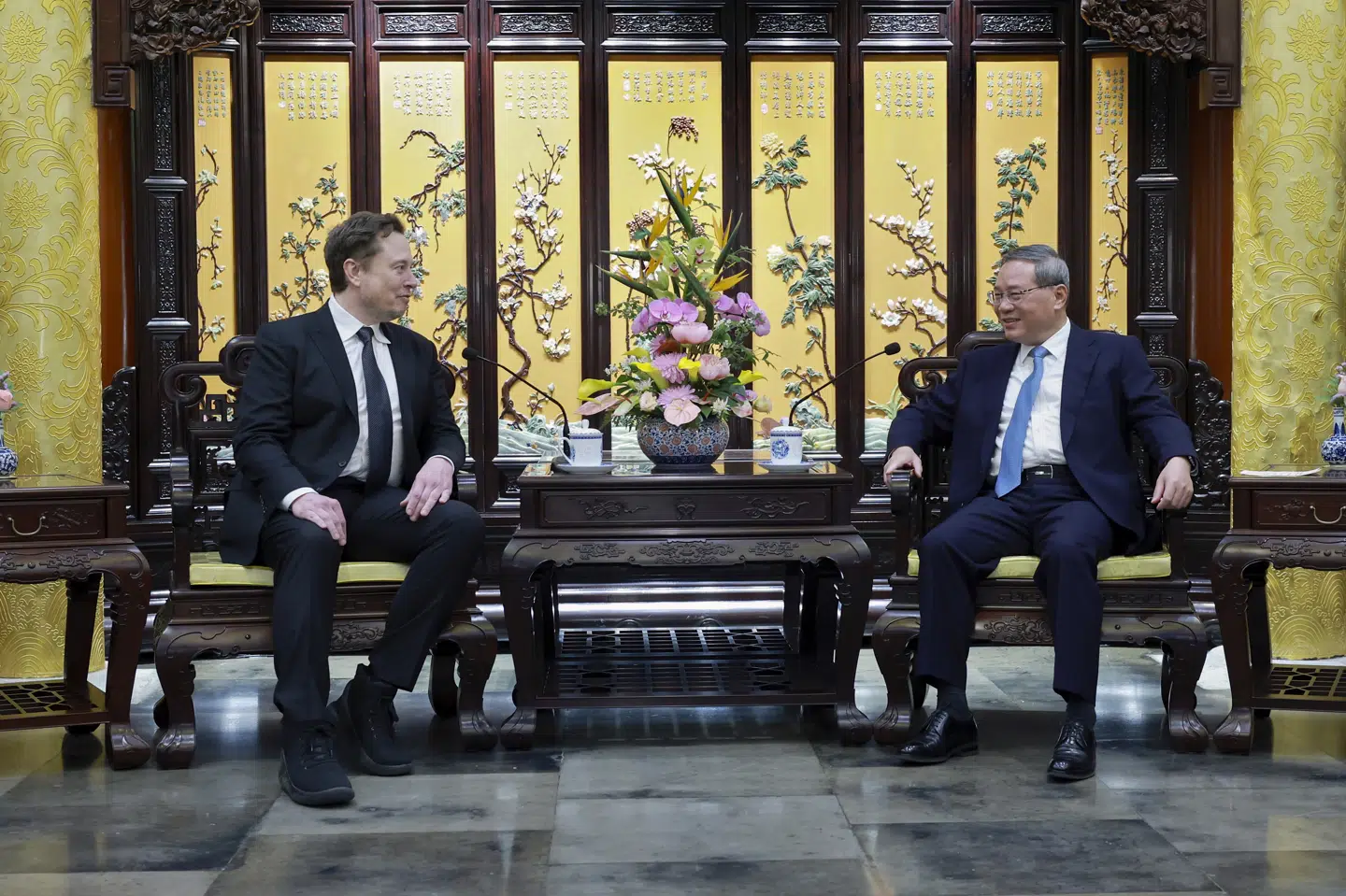 Elon Musk holder møde med premierminister Li Qiang. Billedet er fra søndag og videregivet af det statslige nyhedsbureau Xinhua.