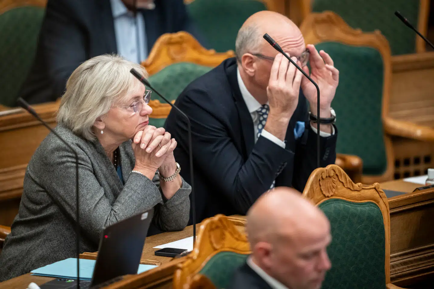 »Det er så let at sidde med regnebrættet og tale om stordriftsfordele og produktivitetsforbedringer, men her drejer det sig om rigtige mennesker, der har brug for omsorg og pleje, Jes Brinchmann,« skriver Pia Kjærsgaard.