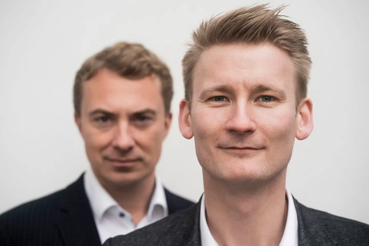 Kritikken har været betydelig, siden Dansk Folkepartis formand, Morten Messerschmidt (i baggrunden), i weekenden delte en usædvanligt video på de sociale medier. DFs gruppeformand, Peter Kofod (i forgrunden), mener derimod ikke, der er noget at komme efter.