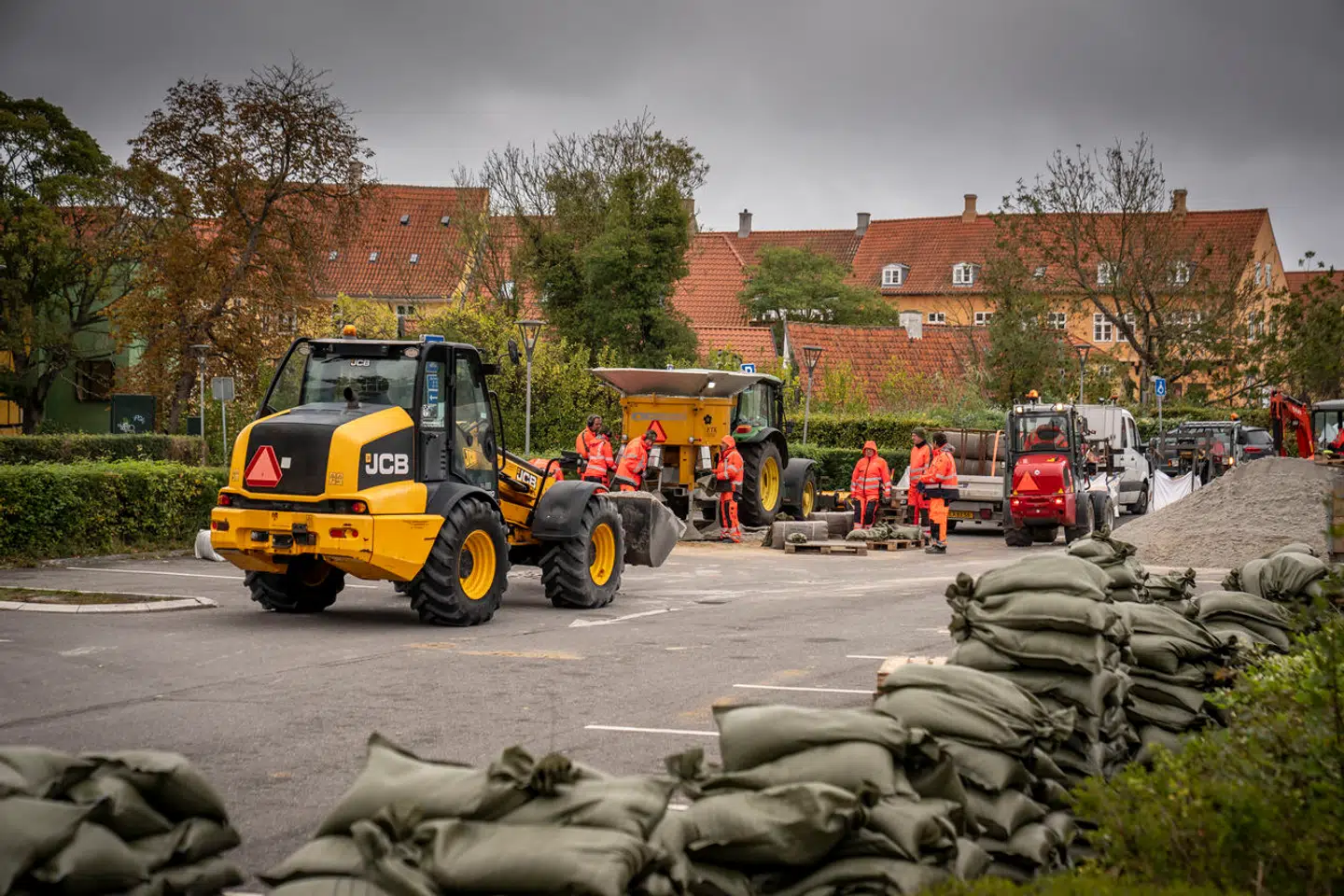 »Det ville være et alvorligt fejlgreb at oprette endnu et ministerium med masser af nyt bureaukrati. Intet substantielt ville ske, og de hyppigere naturkatastrofer ville fortsat hærge og gøre mange mennesker ulykkelige,« skriver Mogens Nørgaard Olesen. Her kæmpes mod oversvømmelse i Køge 19. oktober 2023.