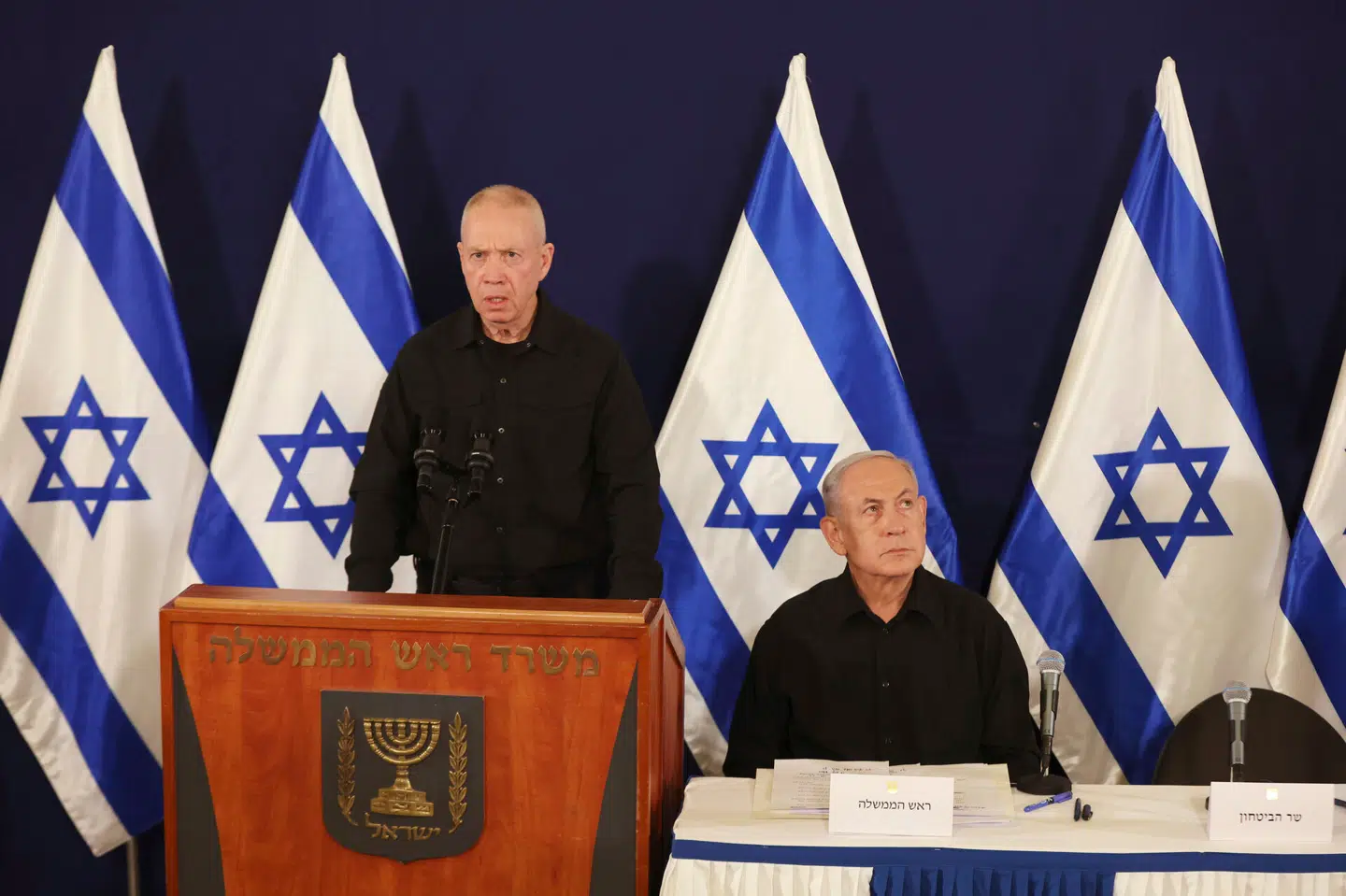 Israels premierminister Benjamin Netanyahu og forsvarsminister Yoav Gallant under en pressekonference i oktober sidste år. Ifølge israelske medier kan begge mænd snart risikere en arrestordre fra Den Internationale Straffedomstol. Foto: Abir Sultan/Pool Photo, Scanpix.