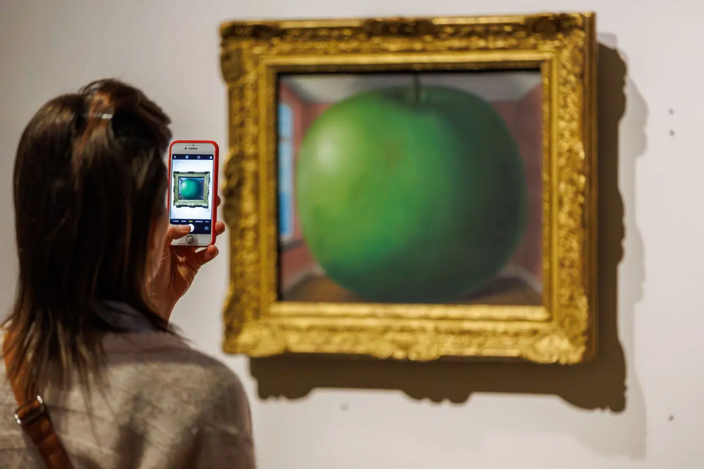 Den belgiske maler René Magritte spiller en hovedrolle i Klaus Rød Frederiksens seneste roman, »Magritteruten«, der består af arkivtekster fra Institut for Venterettigheder.