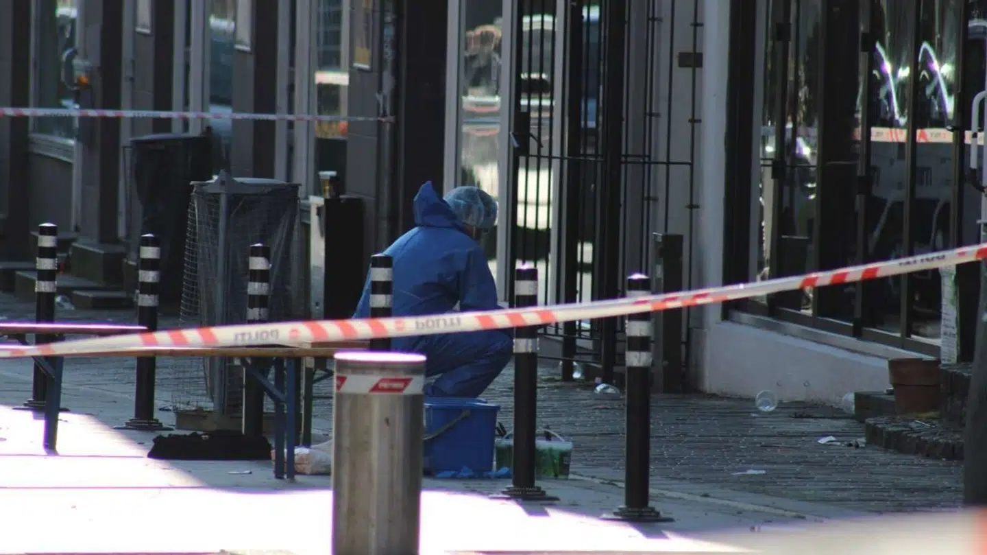 Politiets teknikere på arbejde på gerningsstedet efter knivstikkeriet i Odder. Arkivfoto.