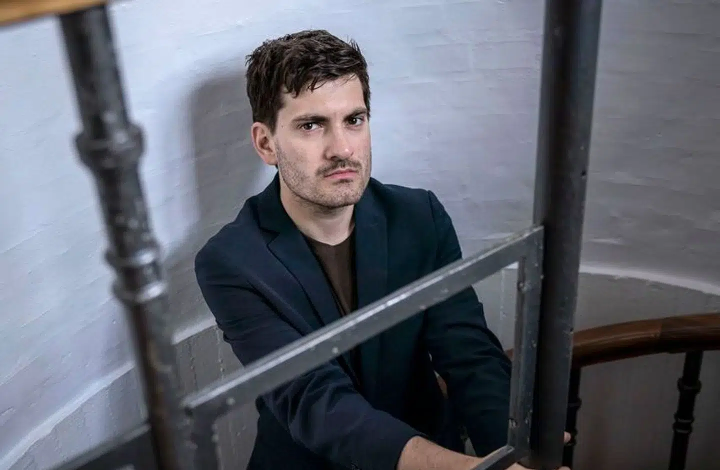 Socialdemokratiets udlændingeordfører, Frederik Vad, har læst en svensk rapport, der fortæller om kriminelles infiltrering af samfundets grundpiller: »Et parallelsamfund er ikke længere kun et boligområde i Ishøj. Det kan også være et kantinebord i en styrelse. Det kan også være et apotek i Nordsjælland,« sagde han for nylig i en tale.