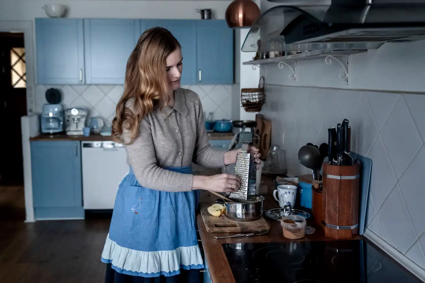 Om bølgen af tradwives skriver Rikke Viemose: »Jeg må sige, at jeg slet ikke har kunnet få øje på den bølge, for det er de samme to-tre mennesker, der går igen, når aviserne skriver om fænomenet.« På billedet ses hjemmegående jurist Theresa Søndergaard.