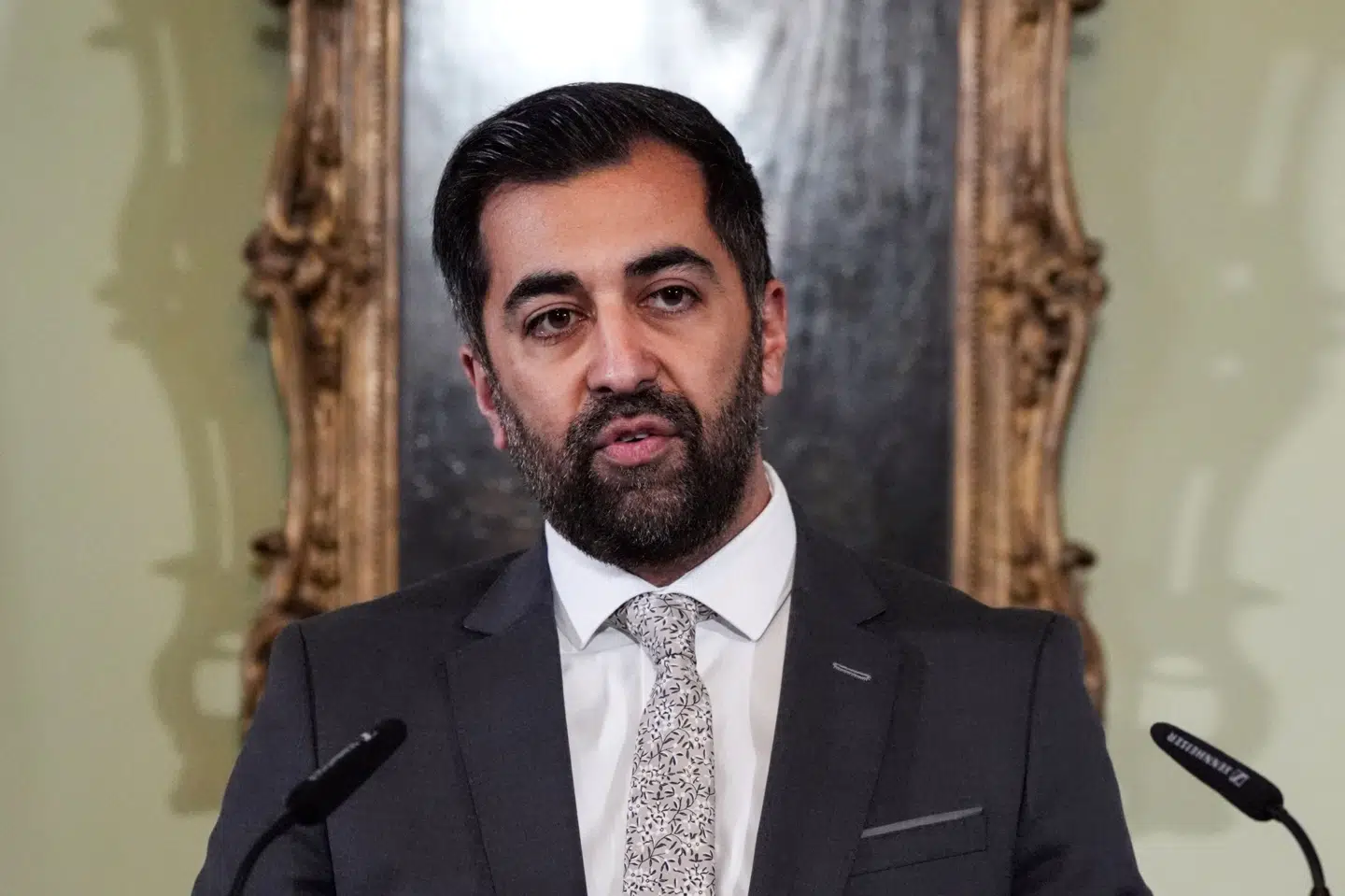 Humza Yousaf går af som skotsk førsteminister. Det siger han mandag.