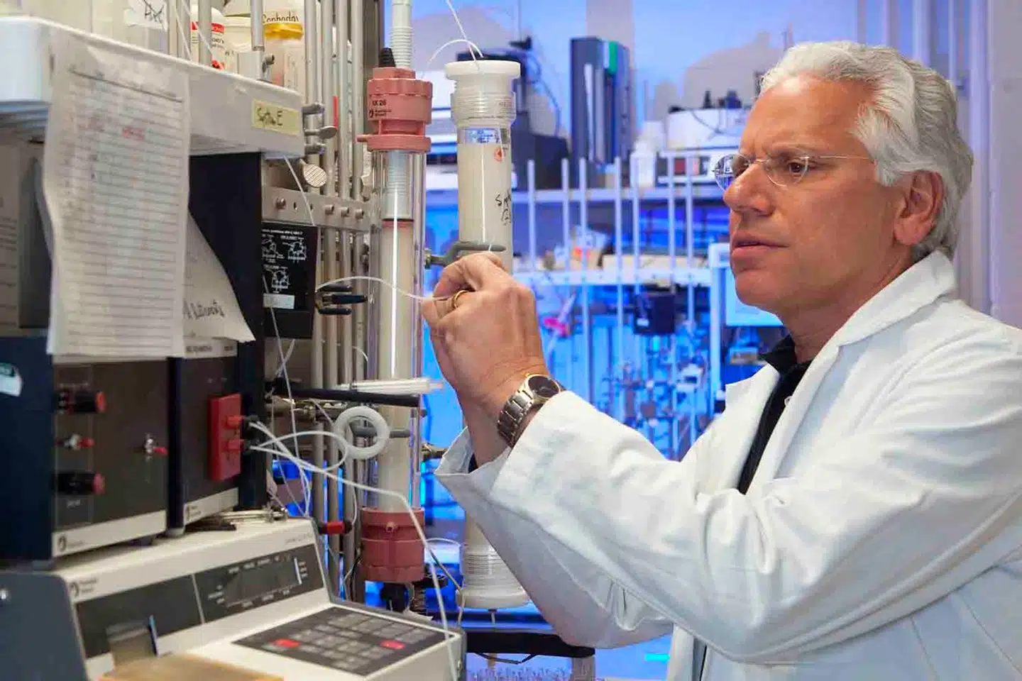 71-årige professor Richard DiMarchi har viet sit liv til at opfinde nye lægemidler til behandling af diabetes og fedme. Det har gjort ham verdensberømt, givet ham i en plads i de amerikanske opfinderes Hall of Fame og ført til ledende forskerstillinger hos både Eli Lilly og Novo Nordisk. Nu sender han en bredside afsted mod de to selskaber.