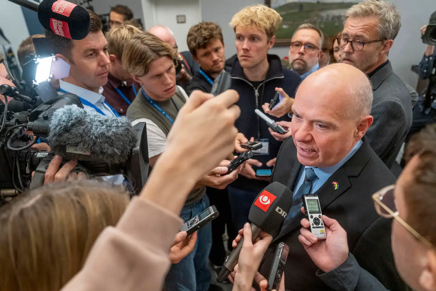 Det mangeårige folketingsmedlem, Søren Gade, er valgt i Holstebro. Derfor var han en af dem, som blev kontaktet om en sag om påstået svig for 141.486 kroner i en lokal partikasse. Den slags er imidlertid ikke hans bord, lyder det i en mail.