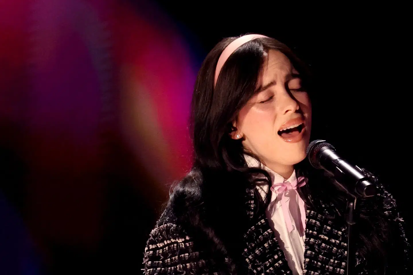 Billie Eilish udgav sin første single, "Don't Smile at Me" i 2017, da hun var 15 år gammel. Her ses Billie Eilish under sin optræden ved oscarshowet i marts.