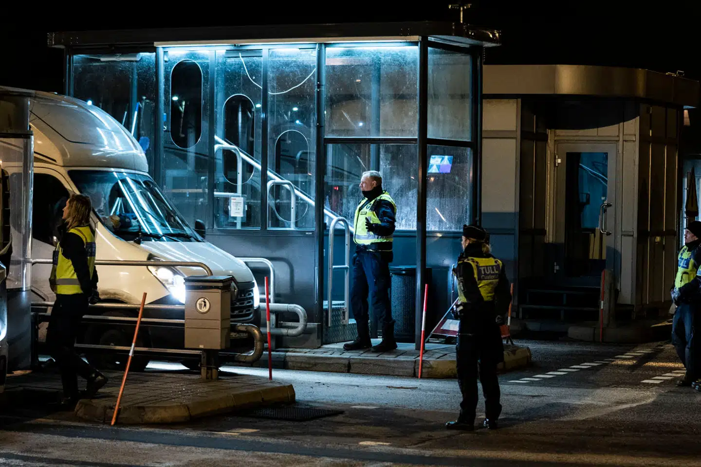 Forråelsen af det svenske samfund kan mærkes direkte ved grænserne. Her er det Øresundsbroen, hvor tolderne føler sig udsatte på grund af importen af narko via broen.