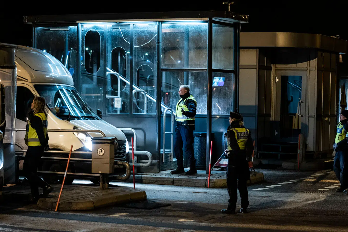 Forråelsen af det svenske samfund kan mærkes direkte ved grænserne. Her er det Øresundsbroen, hvor tolderne føler sig udsatte på grund af importen af narko via broen.