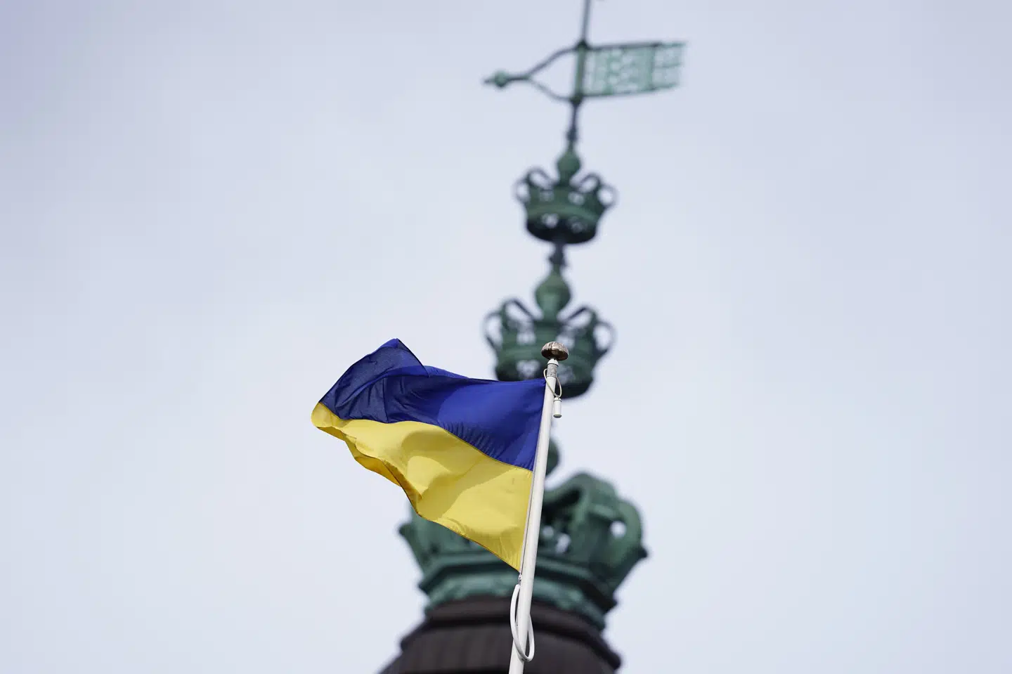 Her ses det ukrainske flag veje over Christiansborg i 2022. (Arkivfoto).
