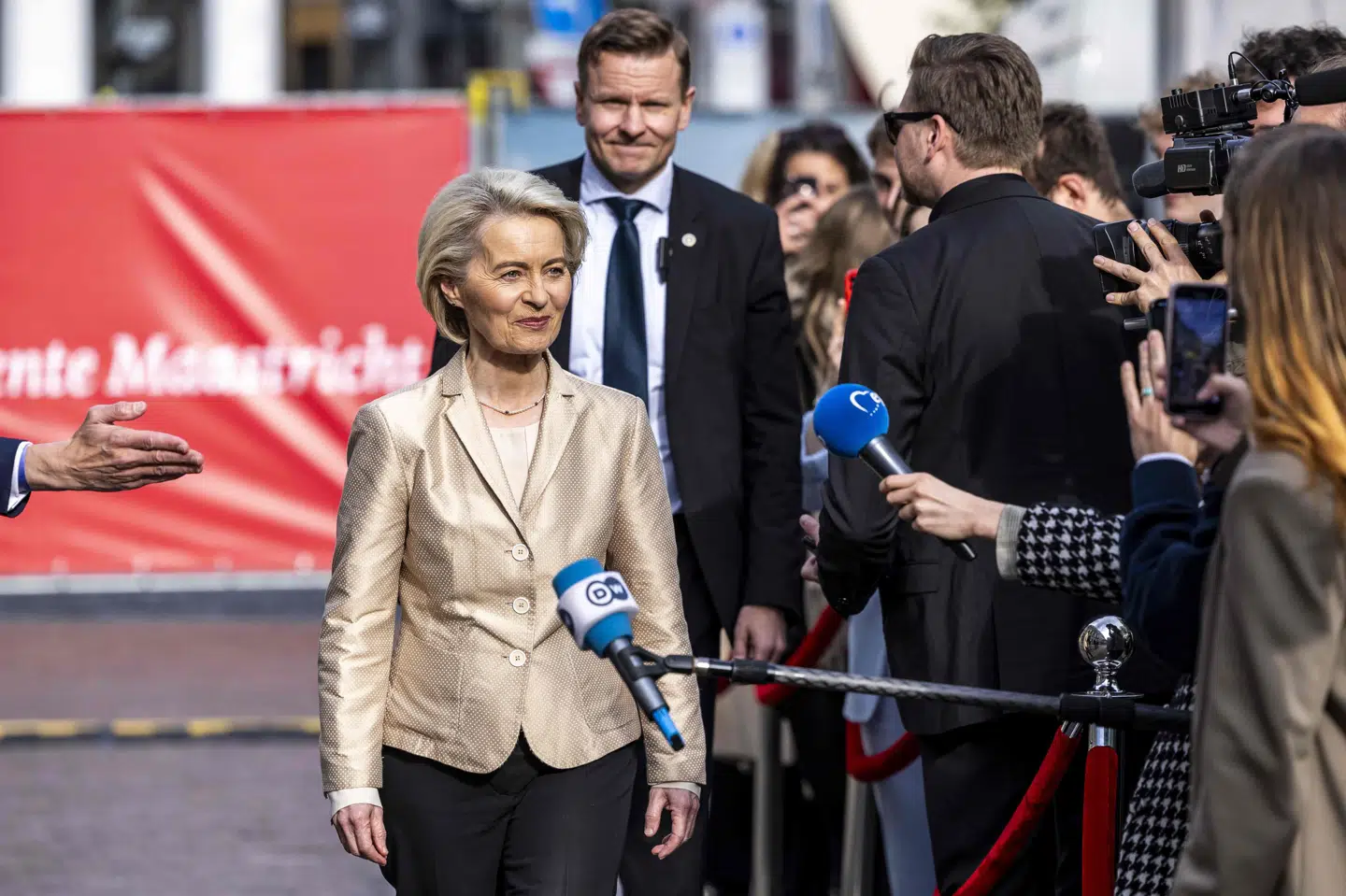 EU-Kommissionens formand, Ursula von der Leyen, ankom afslappet til spidskandidat-debatten i Maastricht mandag. Debatten bød dog på flere bitre opgør med Dansk Folkepartis Anders Vistisen, der repræsenterede ID-gruppen i EU-Parlamentet i debatten.