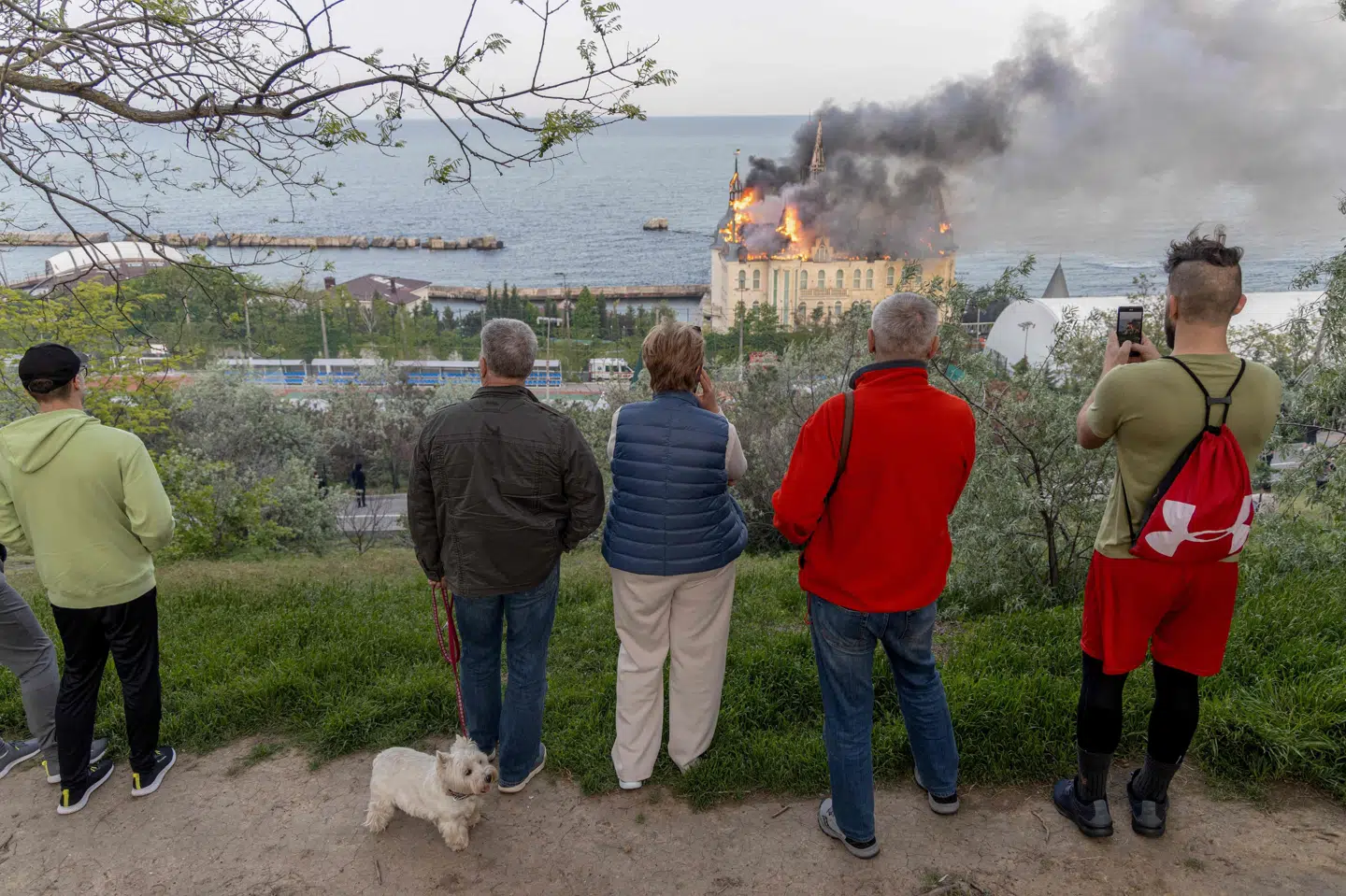 En bygning ved havnefronten i Odesa er brudt i brand som følge af angrebet mandag.