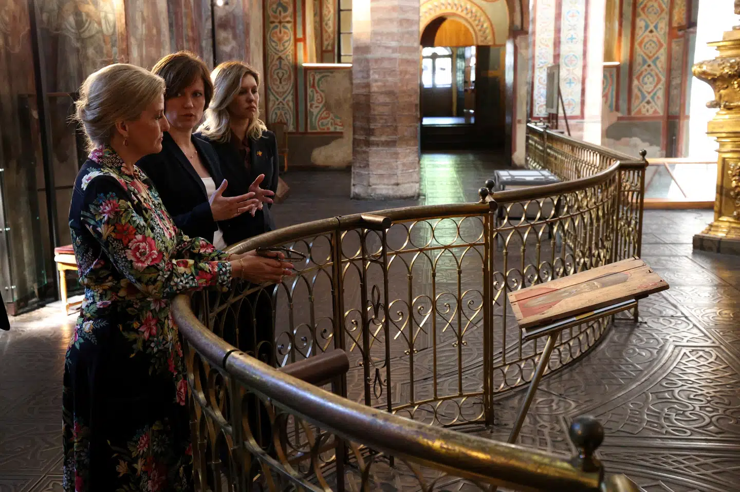 Hertuginde Sophie af Edinburgh og Ukraines præsidents hustru, Olena Zelenska, var tirsdag sammen på tur i Sankt Sofia-katedralen i Kyiv i Ukraine.