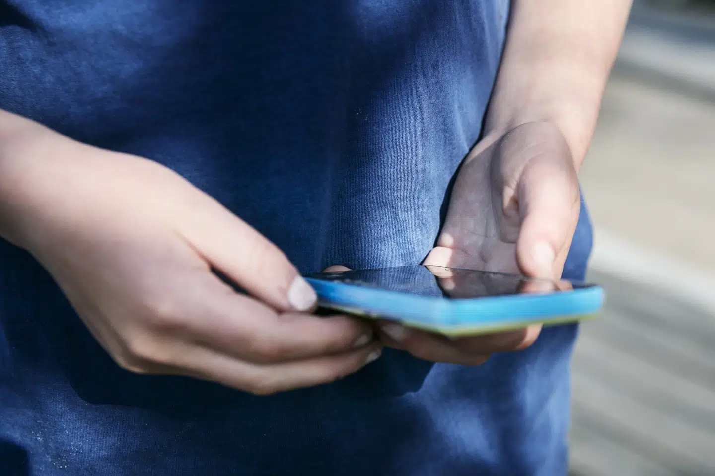 På telefonen kan børn og unge falde over videoer, hvor virksomheder lokker med, at man kan tjene hurtige penge. (Genrebillede).