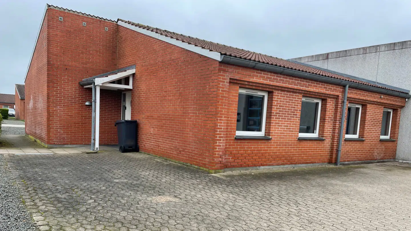 Det var blandt andet i denne røde murstensbygning, at den 13-årige pige blev holdt fanget af Korsørmanden ifølge politiet. Foto: B.T.