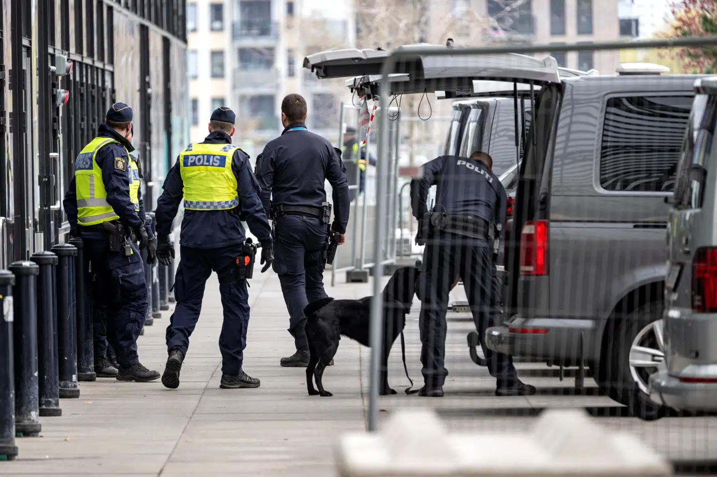 Politi med bombehunde patruljerer uden for Malmö Arena fredag. (Arkivfoto).