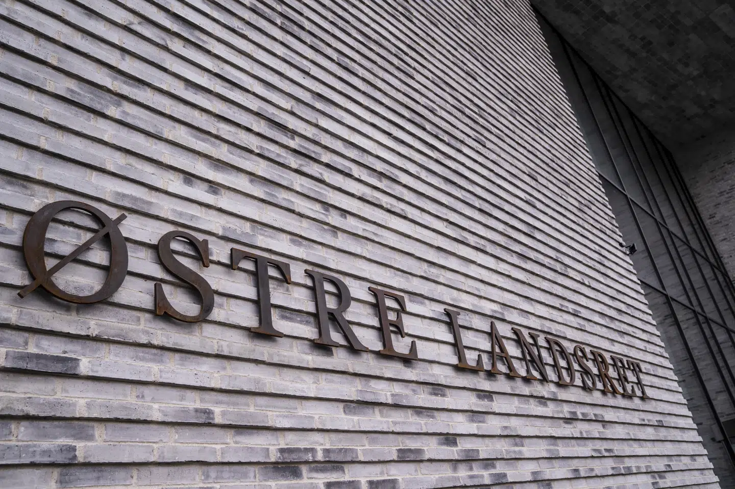 Seks mænd er tirsdag kendt skyldig i sag om to drab og et drabsforsøg begået i Kalundborg i november 2020. De seks står til en livstidsstraf. En af dem er dog ikke til stede, da han har været på fri fod, idet han blev frifundet, da sagen blev behandlet ved Retten i Holbæk (Arkivfoto).