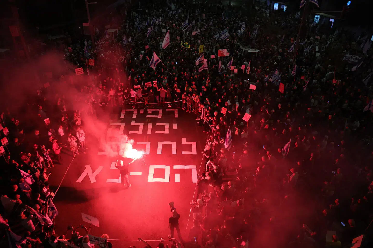 Pårørende til de israelske gidsler i Gaza demonstrerer i Tel Aviv. »Rafah kan vente, det kan de ikke,« står der på hebraisk. Foto: Abir Sultan, Scanpix.