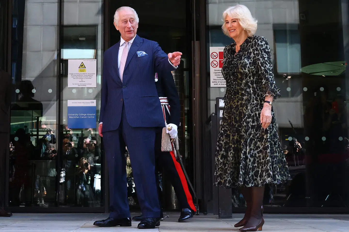 Kong Charles var tilsyneladende i godt humør, da han og dronning Camilla besøgte Macmillan Cancer Centre.