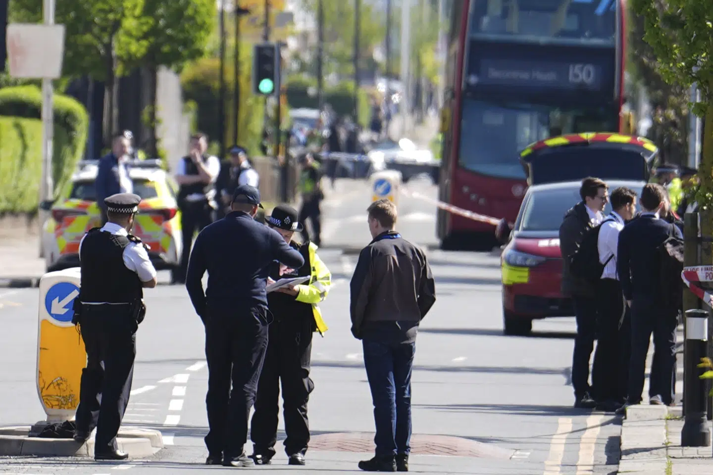 Britisk politi taler med folk i området, efter at en mand med sværd angreb flere i London.