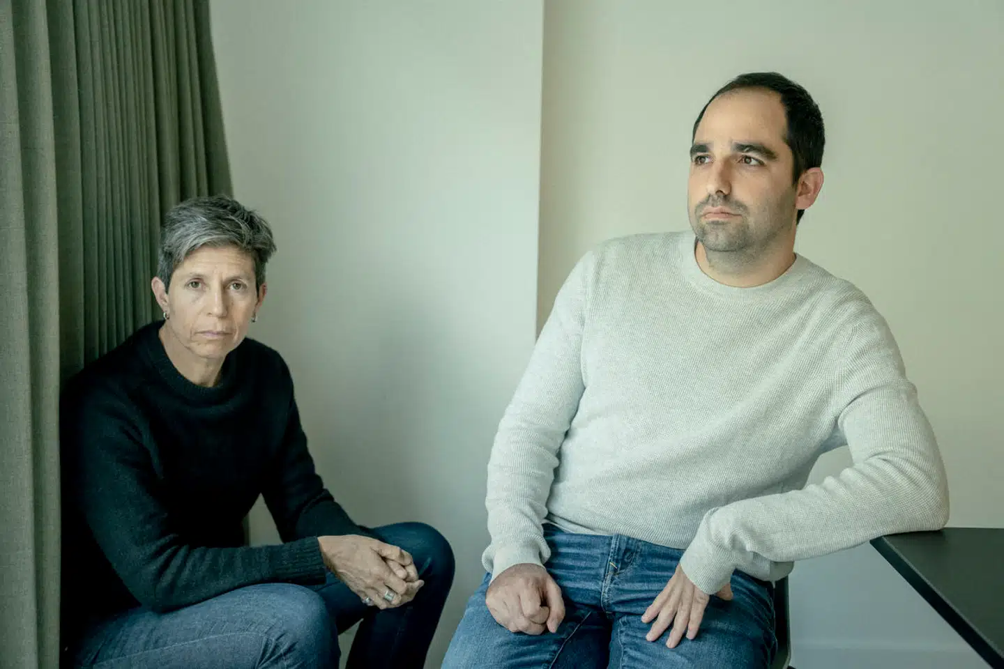 Sarit Michaeli (tv.) og Ori Givati fra de to israelske organisationer B'Tselem og Breaking the Silence mærker begge, at det er blevet sværere at kritisere behandlingen af palæstinensere efter 7. oktober.