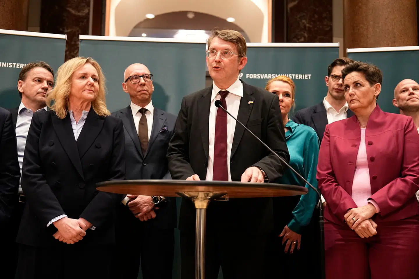 Forsvarsminister Troels Lund Poulsen (V) og repræsentanter for forligspartierne præsenterer en aftale om fremtidens forsvar tirsdag aften.