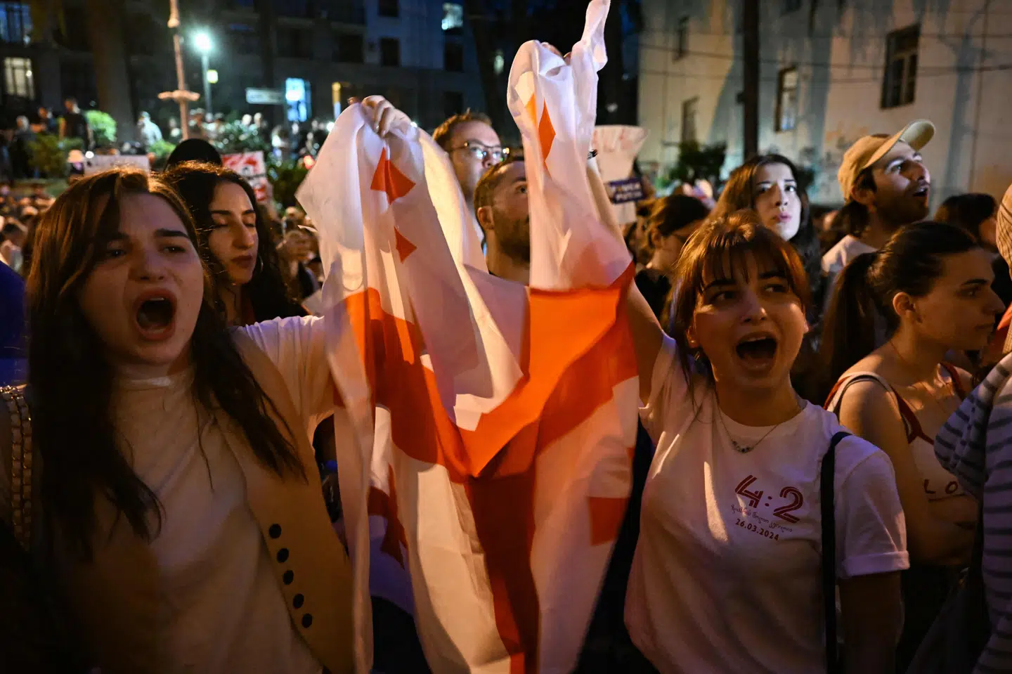 USA, Storbritannien og EU har kritiseret Georgiens lovforslag om "fremmede agenter". EU tildelte Georgien kandidatstatus i december, men har sagt at lovforslaget kan forhindre integrationen i unionen, hvis det vedtages.