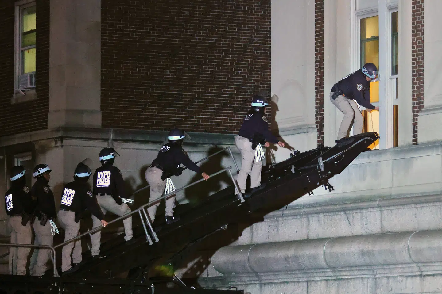 En sort politibil er parkeret foran Hamilton Hall på Amsterdam Avenue og West 116th Street i New York. Herfra har politiet rejst en bro, så det kan tilgå et vindue på anden sal af den besatte bygning.