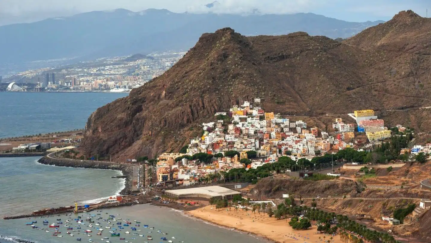 Arkivfoto af Teresitas-stranden og byen San Andres på Tenerife.